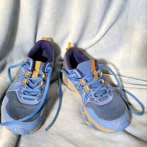 Tennis shoes